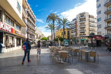 SEVILLE, SPAIN - 06 Nisan 2019: İspanya 'nın büyük bir turizm merkezi olan Seville' in tarihi merkezinde sokak manzarası