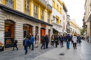 SEVILLE, SPAIN - 06 Nisan 2019: İspanya 'nın büyük bir turizm merkezi olan Seville' in tarihi merkezinde sokak manzarası