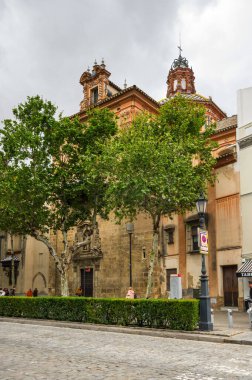 SEVILLE, SPAIN - 06 Nisan 2019: İspanya 'nın büyük bir turizm merkezi olan Seville' in tarihi merkezinde sokak manzarası