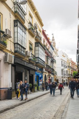 SEVILLE, SPAIN - 06 Nisan 2019: İspanya 'nın büyük bir turizm merkezi olan Seville' in tarihi merkezinde sokak manzarası