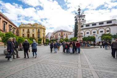 SEVILLE, SPAIN - 06 Nisan 2019: İspanya 'nın büyük bir turizm merkezi olan Seville' in tarihi merkezinde sokak manzarası