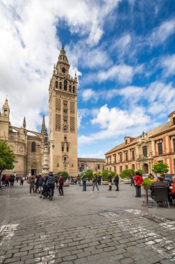 SEVILLE, İspanya - 06 Nisan 2019: Sevilla Katedrali Seville 'de Giralda ile birlikte, İspanya' da büyük bir turizm merkezi