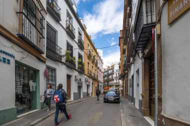 SEVILLE, SPAIN - 06 Nisan 2019: İspanya 'nın büyük bir turizm merkezi olan Seville' in tarihi merkezinde sokak manzarası