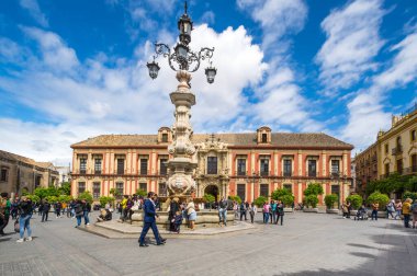 SEVILLE, SPAIN - 06 Nisan 2019: İspanya 'nın büyük bir turizm merkezi olan Seville' in tarihi merkezinde sokak manzarası