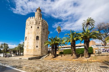 SEVILLE, SPAIN - 06 Nisan 2019: Torre del Oro, İspanya 'nın büyük bir turizm merkezi olan Seville' deki tarihi kireçtaşı kulesi