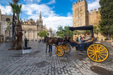 SEVILLE, SPAIN - 06 Nisan 2019: The Cathedral of the Saint Mary of the See, daha çok Seville Katedrali olarak bilinir, Seville, Endülüs, İspanya 'da bir Roma Katolik katedralidir.