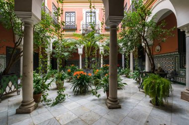 Seville 'in tarihi merkezinde eski bir ev, İspanya' da büyük bir turizm merkezi.