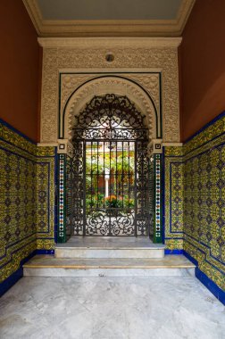 Seville 'in tarihi merkezinde eski bir ev, İspanya' da büyük bir turizm merkezi.