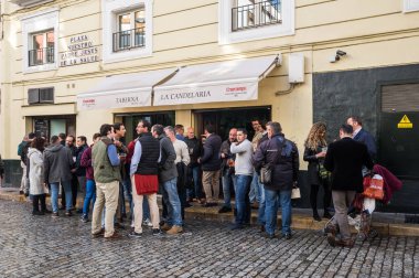 SEVILLE, İspanya - 06 Nisan 2019: Seville 'in tarihi merkezi, İspanya' nın büyük bir turizm merkezi olan taverna manzarası