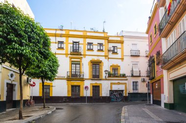SEVILLE, SPAIN - 06 Nisan 2019: İspanya 'nın büyük bir turizm merkezi olan Seville' in tarihi merkezinde sokak manzarası