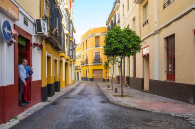 SEVILLE, SPAIN - 06 Nisan 2019: İspanya 'nın büyük bir turizm merkezi olan Seville' in tarihi merkezinde sokak manzarası