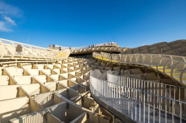 SEVILLE, SPAIN - 06 Nisan 2019: Metropol Şemsiyesi İspanya 'nın Seville şehrinin eski semtinde La Encarnacion Meydanı' nda bulunan ahşap bir yapıdır.