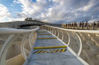 SEVILLE, SPAIN - 06 Nisan 2019: Metropol Şemsiyesi İspanya 'nın Seville şehrinin eski semtinde La Encarnacion Meydanı' nda bulunan ahşap bir yapıdır.
