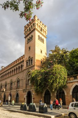 SEVILLE, SPAIN - 06 Nisan 2019: İspanya 'nın büyük bir turizm merkezi olan Seville' in tarihi merkezinde sokak manzarası