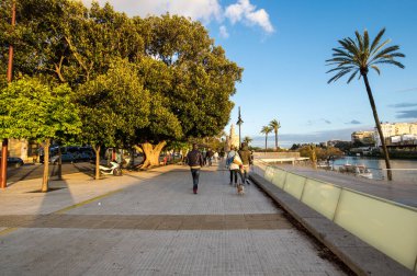 SEVILLE, İspanya - 06 Nisan 2019: Seville 'deki Guadalkivir Nehri' nin setinin manzarası, İspanya 'nın büyük bir turizm merkezi