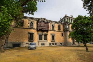 SEVILLE, SPAIN - 07 Nisan 2019: İspanya 'nın büyük bir turizm merkezi olan Seville' in tarihi merkezinde sokak manzarası