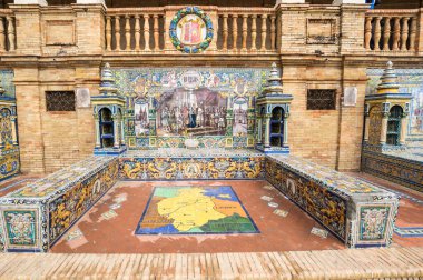 SEVILLE, SPAIN - 07 Nisan 2019: İspanya 'nın büyük bir turizm merkezi olan Seville' deki Plaza de Espana 'nın duvarları boyunca taşlı taşra oyukları