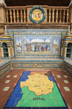 SEVILLE, SPAIN - 07 Nisan 2019: İspanya 'nın büyük bir turizm merkezi olan Seville' deki Plaza de Espana 'nın duvarları boyunca uzanan fayanslı taşra oyuğu