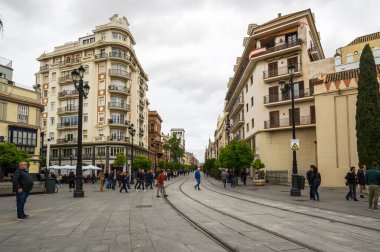 SEVILLE, SPAIN - 07 Nisan 2019: İspanya 'nın büyük bir turizm merkezi olan Seville' in tarihi merkezinde sokak manzarası