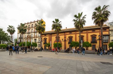 SEVILLE, SPAIN - 07 Nisan 2019: İspanya 'nın büyük bir turizm merkezi olan Seville' in tarihi merkezinde sokak manzarası