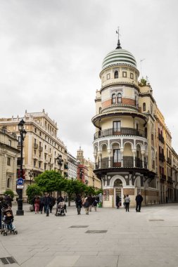 SEVILLE, SPAIN - 07 Nisan 2019: İspanya 'nın büyük bir turizm merkezi olan Seville' in tarihi merkezinde sokak manzarası