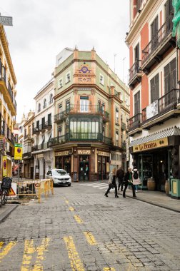 SEVILLE, SPAIN - 07 Nisan 2019: İspanya 'nın büyük bir turizm merkezi olan Seville' in tarihi merkezinde sokak manzarası