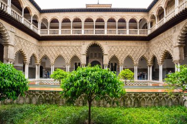 SEVILLE, SPAIN - 07 Nisan 2019: The Royal Alcazars of Seville, İspanya 'da Kastilya Kralı Peter için yapılmış bir kraliyet sarayı.