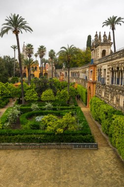 SEVILLE, İspanya - 07 Nisan 2019: Seville, İspanya 'daki Alcazar Sarayı' ndaki bahçe manzarası