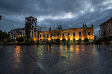 SEVILLE, SPAIN - 07 Nisan 2019: İspanya 'nın büyük bir turizm merkezi olan Seville' in tarihi merkezinde sokak manzarası