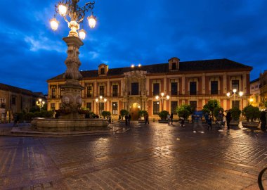 SEVILLE, SPAIN - 07 Nisan 2019: İspanya 'nın büyük bir turizm merkezi olan Seville' in tarihi merkezinde sokak manzarası