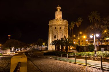 SEVILLE, İspanya - 07 Nisan 2019: Torre del Oro, İspanya 'nın büyük bir turizm merkezi olan Seville' deki tarihi kireçtaşı kulesi