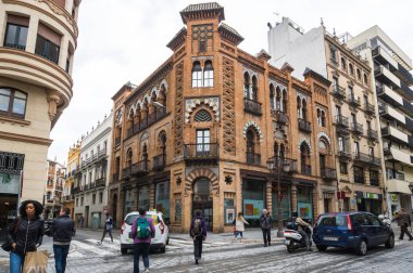 SEVILLE, SPAIN - 08 Nisan 2019: İspanya 'nın büyük bir turizm merkezi olan Seville' in tarihi merkezinde sokak manzarası