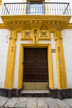 SEVILLE, İspanya - 08 Nisan 2019: Seville 'in tarihi merkezinde, İspanya' nın büyük bir turizm merkezi olan evin manzarası