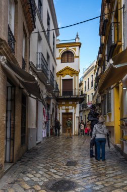 SEVILLE, SPAIN - 08 Nisan 2019: İspanya 'nın büyük bir turizm merkezi olan Seville' in tarihi merkezinde sokak manzarası