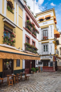 SEVILLE, SPAIN - 08 Nisan 2019: İspanya 'nın büyük bir turizm merkezi olan Seville' in tarihi merkezinde sokak manzarası
