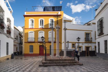 SEVILLE, SPAIN - 08 Nisan 2019: İspanya 'nın büyük bir turizm merkezi olan Seville' in tarihi merkezinde sokak manzarası