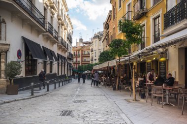 SEVILLE, SPAIN - 08 Nisan 2019: İspanya 'nın büyük bir turizm merkezi olan Seville' in tarihi merkezinde sokak manzarası