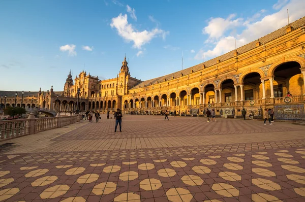 スペインのセビリア エイプリル社2019年08月 スペイン広場 Plaza Espana はスペインのセビリアにあるマリア ルイサ公園の広場です — ストック写真