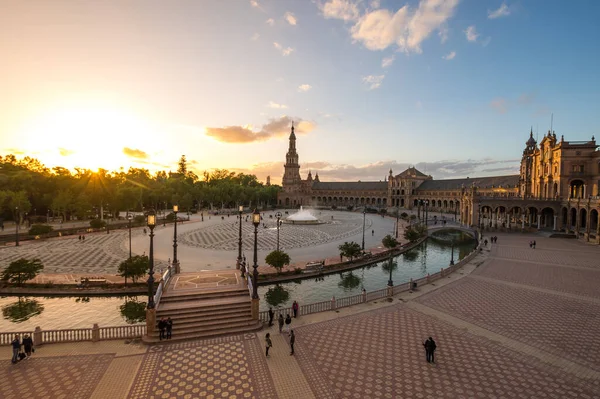 スペインのセビリア エイプリル社2019年08月 スペイン広場 Plaza Espana はスペインのセビリアにあるマリア ルイサ公園の広場です — ストック写真