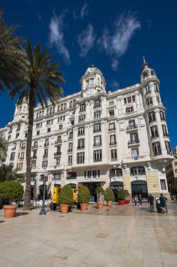 ALICANTE, İspanya - 09 Nisan 2019: Alicante, İspanya 'nın ana turizm caddesi manzarası