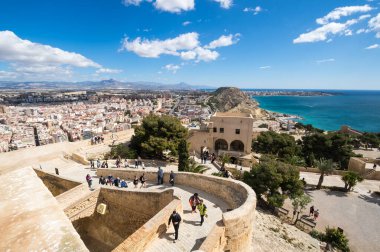 ALICANTE, İspanya - 09 Nisan 2019: Santa Barbara Kalesi 'nden Alicante' nin panoramik manzarası