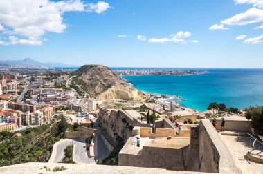ALICANTE, İspanya - 09 Nisan 2019: Santa Barbara Kalesi 'nden Alicante' nin panoramik manzarası