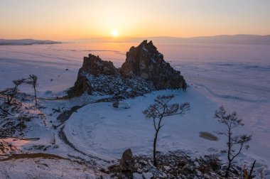 Rusya 'nın Sibirya eyaleti Baykal Gölü' ndeki Olkhon Adası 'ndaki Burhan Burnu (Şaman Kayası)