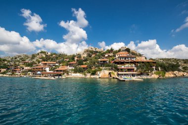 ANTALYA, TURKEY - 23 Ekim 2017: Türkiye 'nin Antalya ilindeki Türk Rivierası' nda Akdeniz kıyısındaki Simena köyünün manzarası