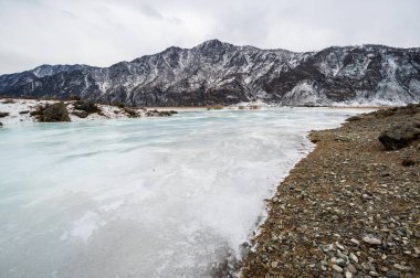 Kışın Katun ve Altay nehirlerinin manzarası, Sibirya, Rusya