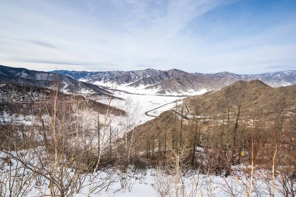 Vadinin panoramik manzarası ve Chike Taman Geçidi 'nden dağlar, Altay, Rusya