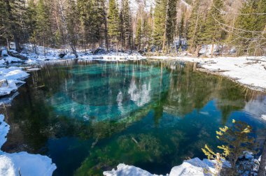 Kışın Altay dağlarında mavi gayzer gölü, Sibirya, Rusya