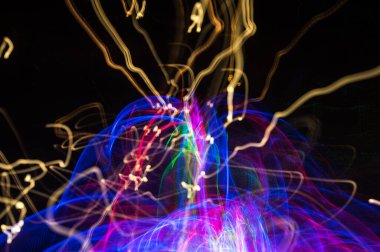 Şehir ışıklarının arabalardan, pencerelerden, sokak lambalarından ve parmaklıklardan soyut desenleri