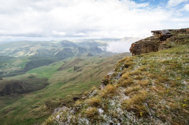 Rusya 'nın Karachay-Çerkesya Cumhuriyeti' ndeki Bermamyt Platosu 'nun panoramik manzarası
