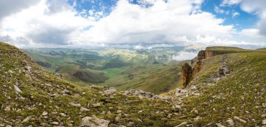 Rusya 'nın Karachay-Çerkesya Cumhuriyeti' ndeki Bermamyt Platosu 'nun panoramik manzarası